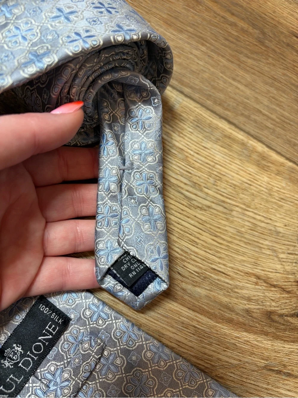 Paul Dione necktie grey and light blue geometric medallion pattern 100% Silk